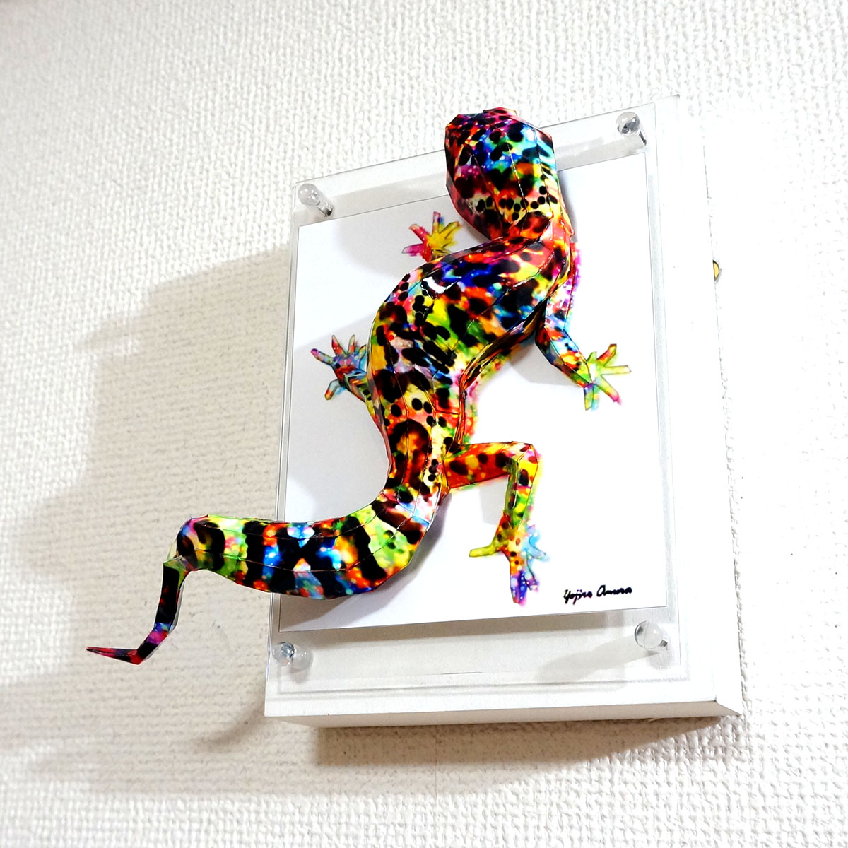 煌めくトカゲは上を気にする